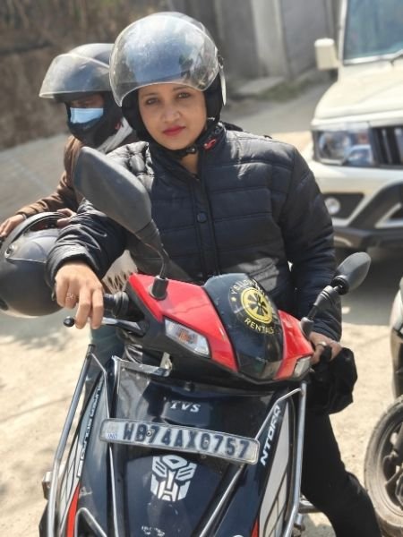 Scooty ride through Darjeeling tea gardens